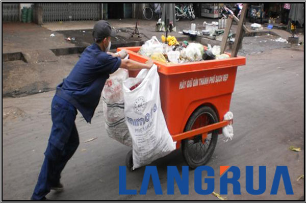 Công nhân thu gom rác bằng xe gom rác ở thành phố Hồ Chí Minh